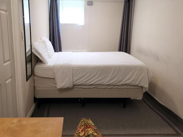 Private Rooms in House in North York Shared Kitchen : photo 1 de la chambre chambre double avec salle de bains privative extérieure