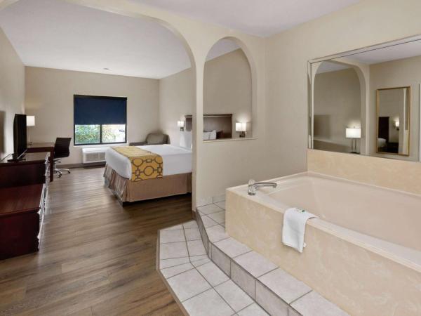 Baymont by Wyndham Houston Brookhollow : photo 1 de la chambre suite lit king-size avec jacuzzi - non-fumeurs