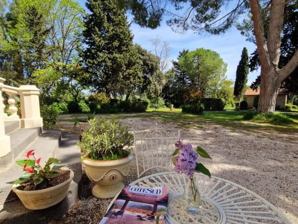 Château de Bayssan : photo 10 de la chambre appartement - vue sur jardin