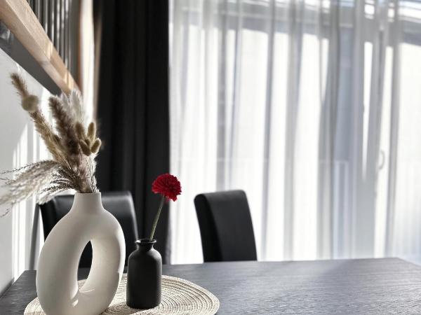 Grazora Living Apartments : photo 3 de la chambre suite lit king-size avec balcon