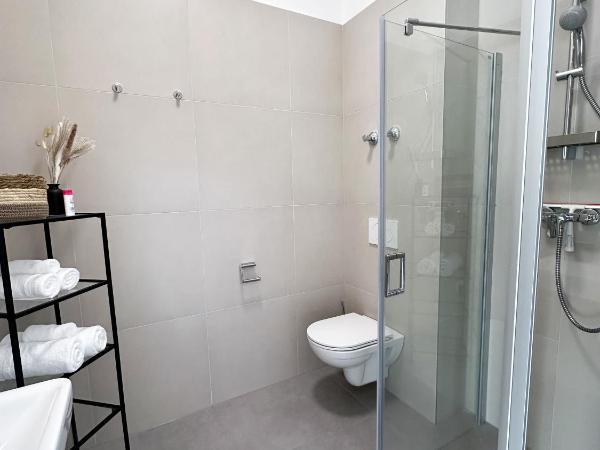 Grazora Living Apartments : photo 1 de la chambre suite lit king-size avec balcon