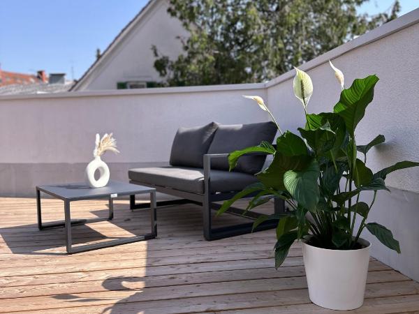 Grazora Living Apartments : photo 9 de la chambre suite lit king-size avec balcon