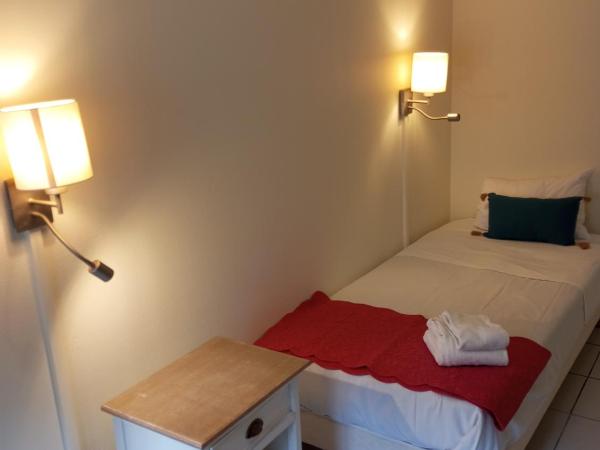 Logis Hôtel Louise de Savoie : photo 1 de la chambre chambre triple