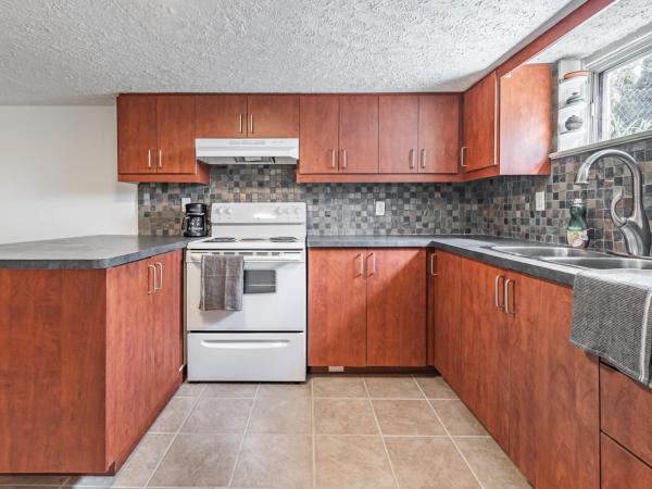 COZY 2-BEDROOM BASEMENT SUITE : photo 8 de la chambre villa 2 chambres :