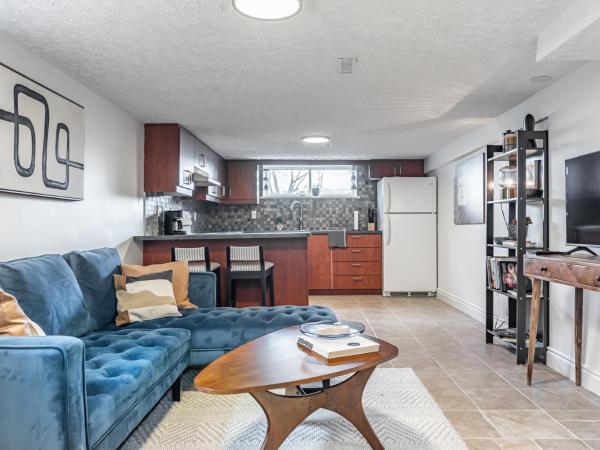 COZY 2-BEDROOM BASEMENT SUITE : photo 2 de la chambre villa 2 chambres :