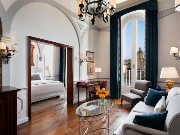 The St. Regis Florence : photo 8 de la chambre suite junior arno 1 chambre - vue sur fleuve arno