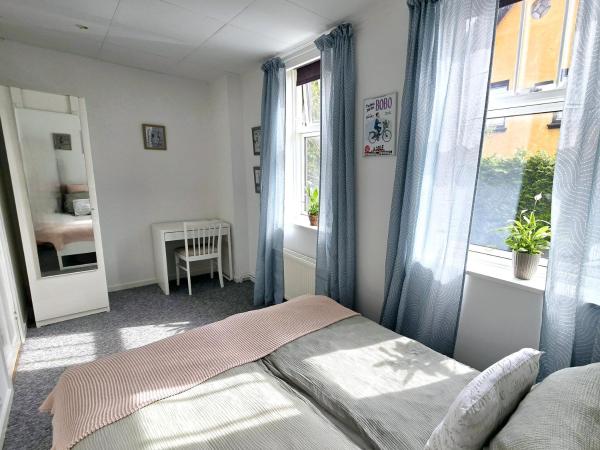 Guesthouse 'Blue House' in vintage villa&garden : photo 5 de la chambre chambre double ou lits jumeaux avec salle de bains commune