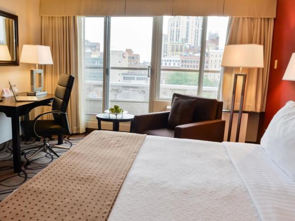 Holiday Inn Montreal Centre Ville Downtown, an IHG Hotel : photo 1 de la chambre chambre lit king-size - vue sur ville
