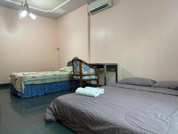 Seladah Stay : photo 7 de la chambre chambre familiale avec salle de bains commune