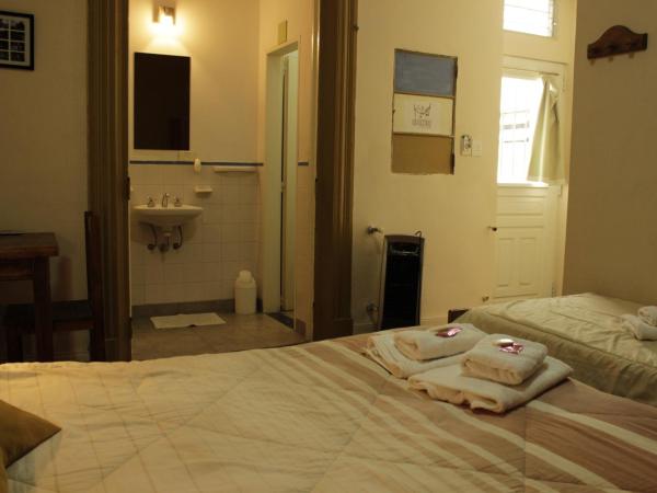 Sabatico Travelers Hostel & Guesthouse : photo 4 de la chambre chambre triple avec salle de bains