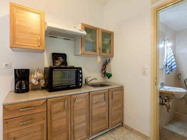 Kalamata City Nest - Central & Cozy Hideout : photo 10 de la chambre studio avec balcon