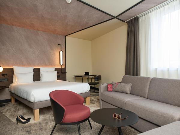 Novotel Bern Expo : photo 4 de la chambre suite junior avec 1 lit queen-size et canapé
