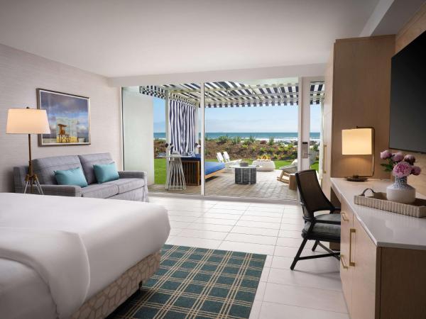 Hotel del Coronado, Curio Collection by Hilton : photo 2 de la chambre hébergement lit king-size - vue côté plage - terrasse et foyer extérieur