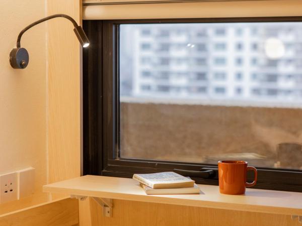 Hi Cozy International Youth Hostel East Nanjing Road & The Bund - Free Coffee and Gym : photo 6 de la chambre bed in 2-bed female dormitory room with private bathroom and balcony