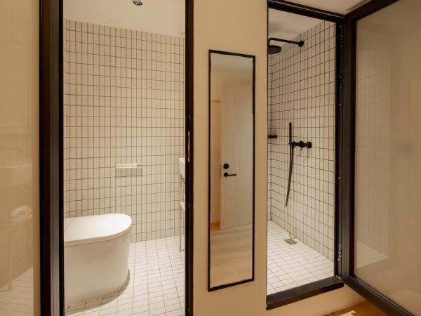 Hi Cozy International Youth Hostel East Nanjing Road & The Bund - Free Coffee and Gym : photo 10 de la chambre bed in 2-bed female dormitory room with private bathroom and balcony