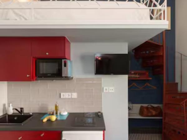 Troon of Athens Apartments : photo 9 de la chambre nemo's stairs apartment