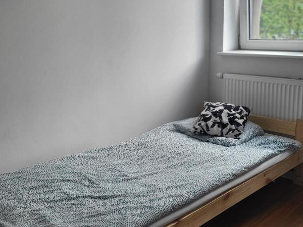 Hostel Warszawa Ursynów : photo 9 de la chambre chambre lits jumeaux avec salle de bains commune