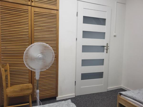 Hostel Warszawa Ursynów : photo 7 de la chambre chambre lits jumeaux standard avec salle de bains commune