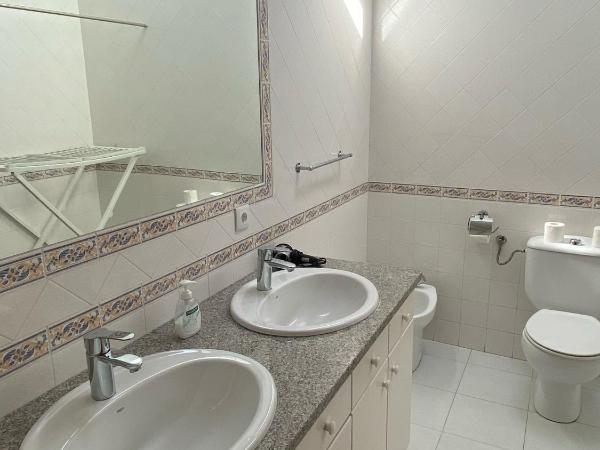 Enjoy Viana - Guest House : photo 7 de la chambre suite familiale