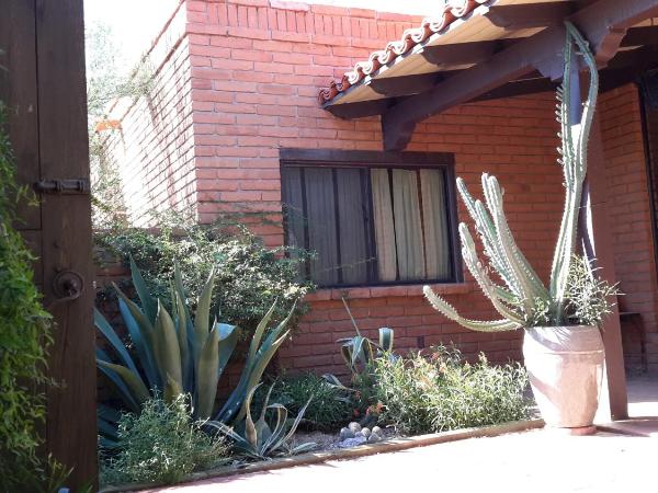 Desert Trails Bed & Breakfast : photo 4 de la chambre chambre lit queen-size - vue sur jardin