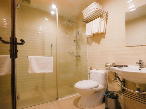 Golden Roof Hotel Ampang Ipoh : photo 10 de la chambre chambre avec 2 grands lits queen-size 