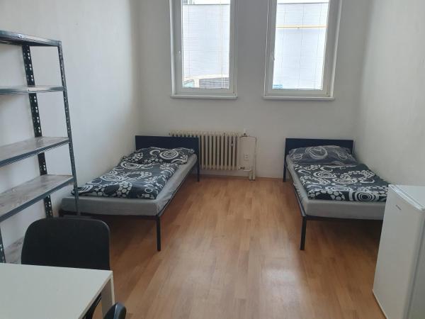 Ubytovna Vídeňská : photo 1 de la chambre lit simple dans dortoir pour hommes avec salle de bains commune