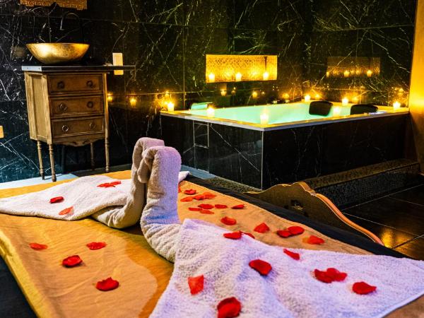 Suite Romantique : photo 1 de la chambre suite deluxe la baroque avec baignoire spa