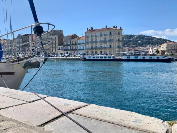 Péniche Anna Maria 4 : photo 5 de la chambre chambre double avec salle de bains privative