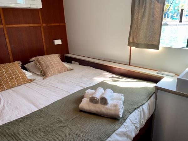 Péniche Anna Maria 4 : photo 8 de la chambre chambre double avec salle de bains privative