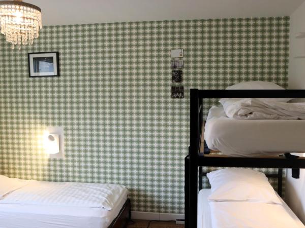 Weltempfänger Backpacker Hostel : photo 1 de la chambre chambre triple avec salle de bains