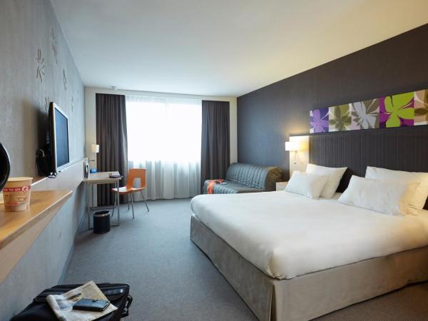 Mercure Valenciennes Centre : photo 4 de la chambre chambre familiale avec lit king-size et canapé-lit