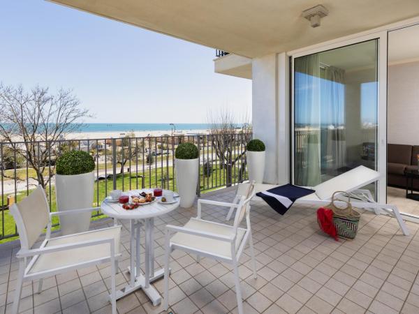 Mercure Rimini Lungomare : photo 1 de la chambre chambre double privilège avec balcon - vue sur mer
