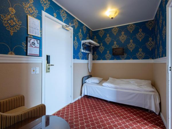 Milling Hotel Plaza : photo 6 de la chambre chambre double ou lits jumeaux avec lit d'appoint