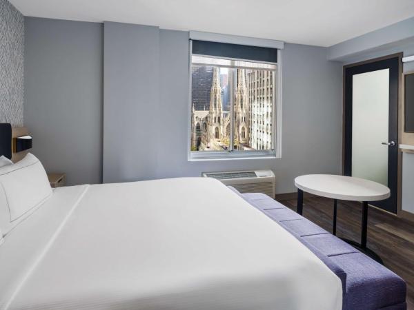 DoubleTree by Hilton New York Midtown Fifth Ave : photo 1 de la chambre chambre lit king-size – vue partielle sur lieu d'intérêt