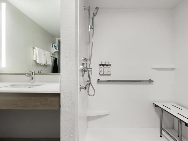 Holiday Inn Express Savannah Airport, an IHG Hotel : photo 2 de la chambre king room hearing accessible with roll-in shower