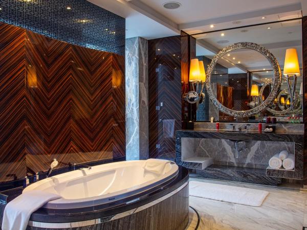 Regent Shanghai Pudong - Complimentary first round minibar per stay - including a bottle of wine - enjoy the internet without any pressure : photo 4 de la chambre three-bedroom presidential suite with view