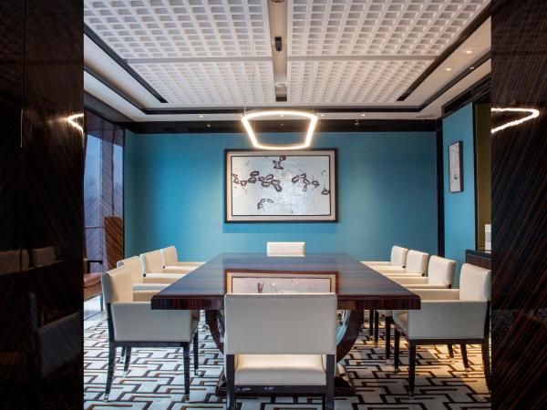 Regent Shanghai Pudong - Complimentary first round minibar per stay - including a bottle of wine - enjoy the internet without any pressure : photo 8 de la chambre three-bedroom presidential suite with view