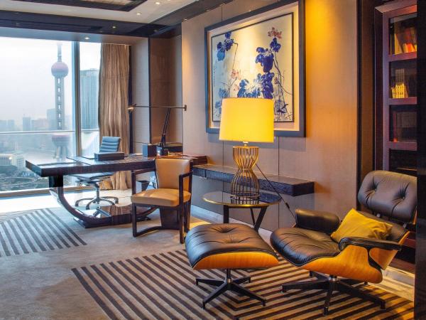 Regent Shanghai Pudong - Complimentary first round minibar per stay - including a bottle of wine - enjoy the internet without any pressure : photo 9 de la chambre three-bedroom presidential suite with view
