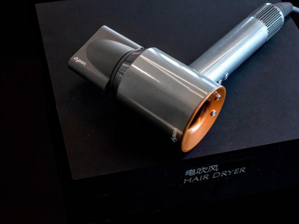 Regent Shanghai Pudong - Complimentary first round minibar per stay - including a bottle of wine - enjoy the internet without any pressure : photo 3 de la chambre chambre premium