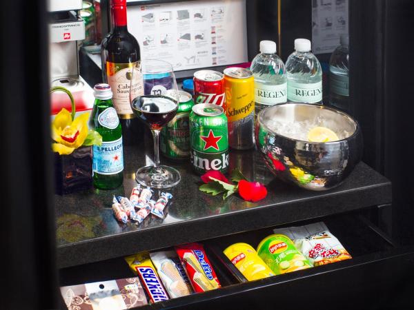 Regent Shanghai Pudong - Complimentary first round minibar per stay - including a bottle of wine - enjoy the internet without any pressure : photo 5 de la chambre chambre king premium avec vue sur ville
