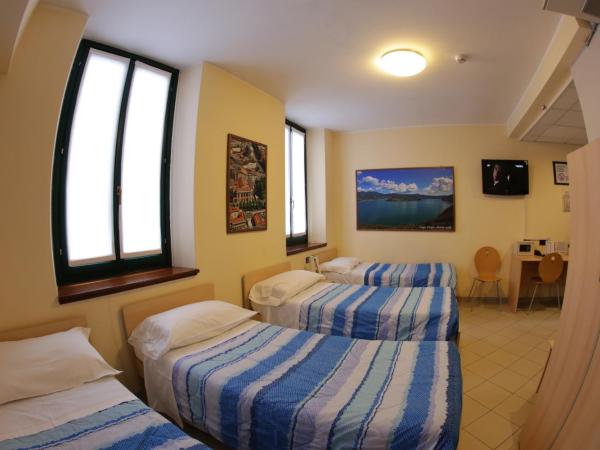 Central Hostel BG : photo 3 de la chambre chambre quadruple