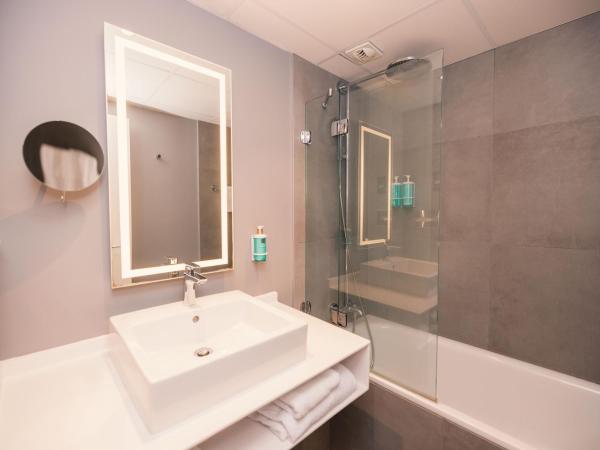 Novotel Le Havre Centre Gare : photo 1 de la chambre chambre classique avec 1 lit double et 1 canapé