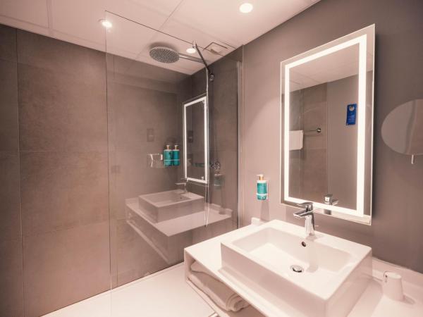 Novotel Le Havre Centre Gare : photo 2 de la chambre chambre classique avec 1 lit double et 1 canapé