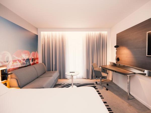 Novotel Le Havre Centre Gare : photo 10 de la chambre chambre classique avec 1 lit double et 1 canapé