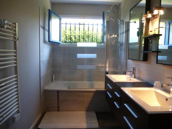 Villa Alluro : photo 5 de la chambre 2 chambres doubles adjacentes avec salle de bains commune