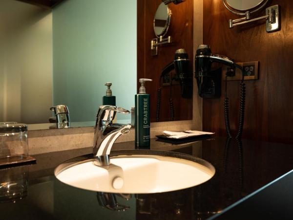 DoubleTree by Hilton-Pune Chinchwad : photo 7 de la chambre chambre lit king-size exéctive - accès au salon