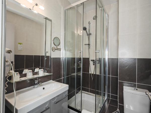 Hôtel La Rotonde : photo 2 de la chambre chambre triple confort