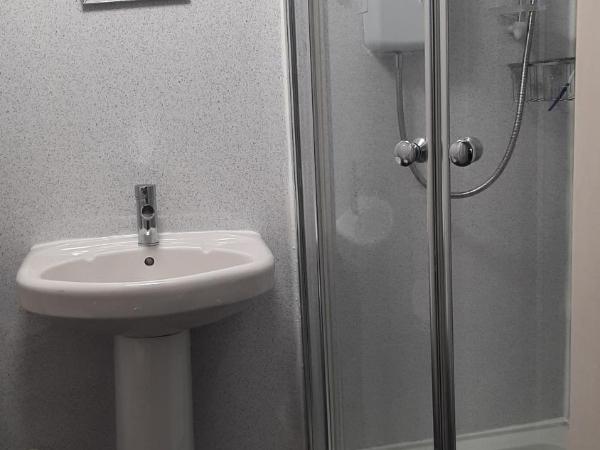 Beulah Serviced bedrooms : photo 1 de la chambre chambre double avec salle de bains privative