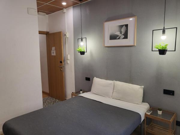 Barcelona Rooms 294 : photo 1 de la chambre chambre familiale avec salle de bains privative et kitchenette