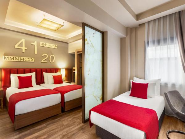 Ramada By Wyndham Istanbul Pera Taksim : photo 1 de la chambre chambre standard avec 1 lit queen-size et 1 lit double